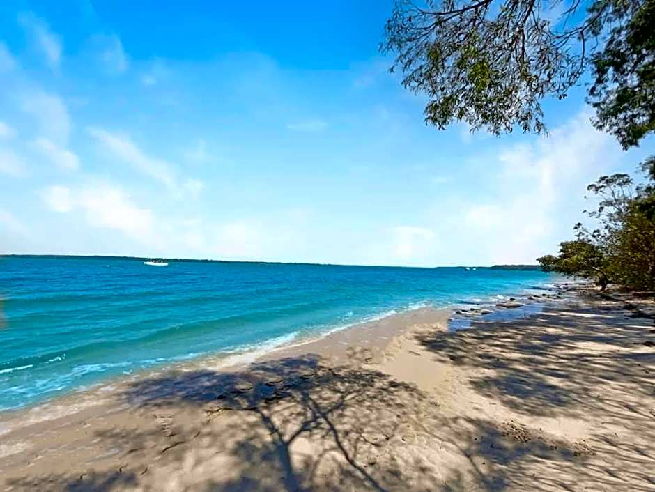 Spacious Holiday Unit on Canal at Banksia Beach