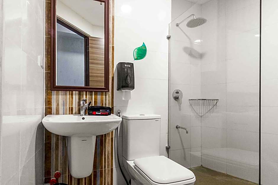 RedDoorz Plus @ Jones Avenue Cebu