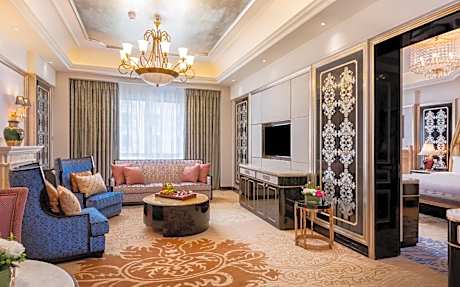 One-Bedroom Suite with Club Lounge Access