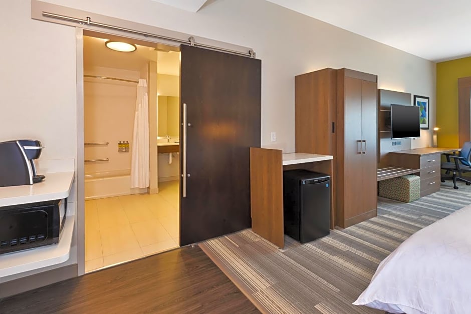 Holiday Inn Express & Suites Milan - Sandusky Area By IHG