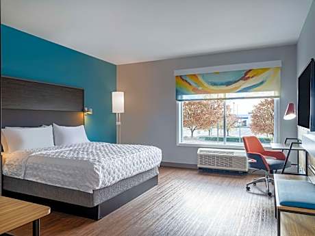 1 King Bed W/Walk In Shower