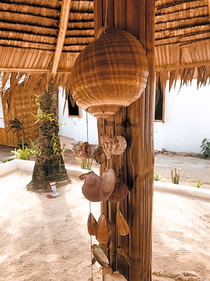 Everyday Sunday Hotel & Cafe