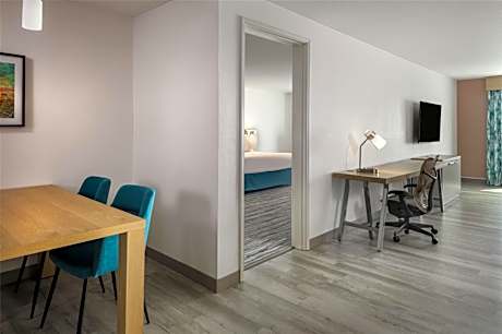 Deluxe King Suite with Shower - Mobility and Hearing Access