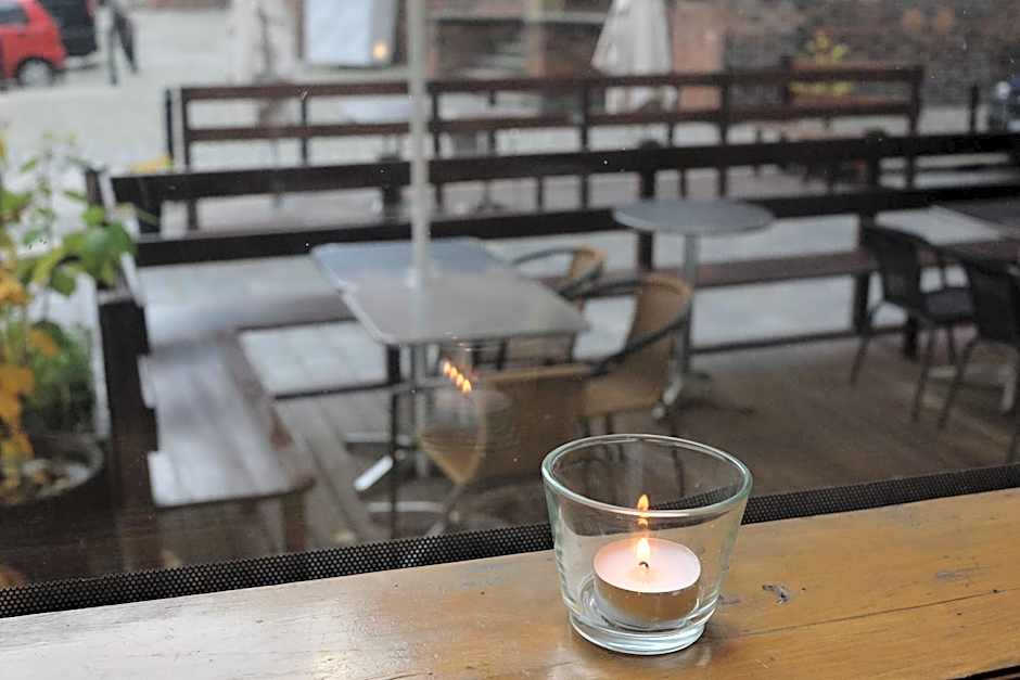 Academus Pub & Guest House