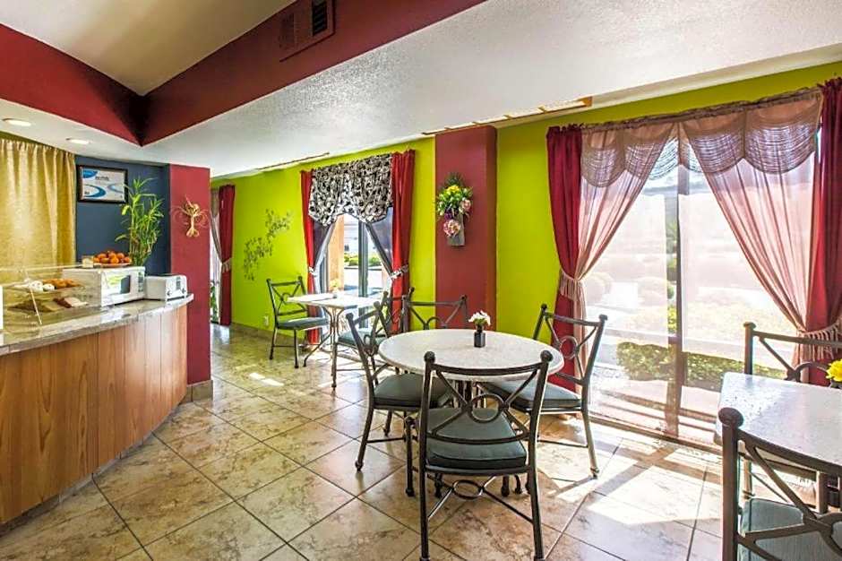 Econo Lodge Inn & Suites Macon North