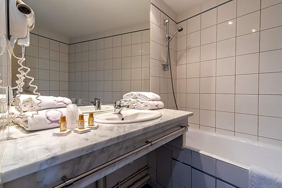 Hotel Ours Blanc - Place Victor Hugo