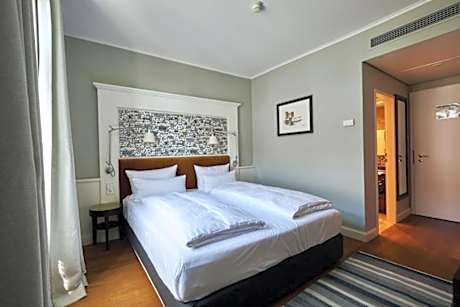 Deluxe Double Room (2 Adults + 1 Child)
