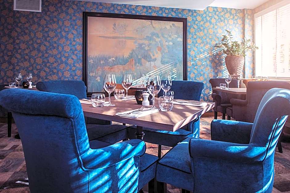 Carlton Ambassador Hotel