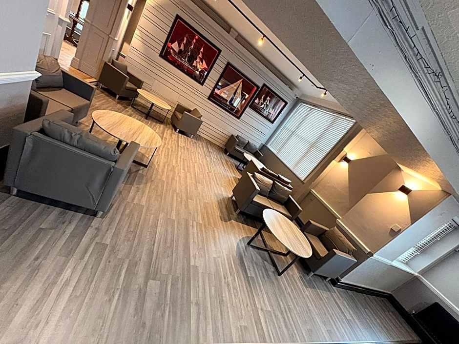 Royal Hotel, Bar & Grill