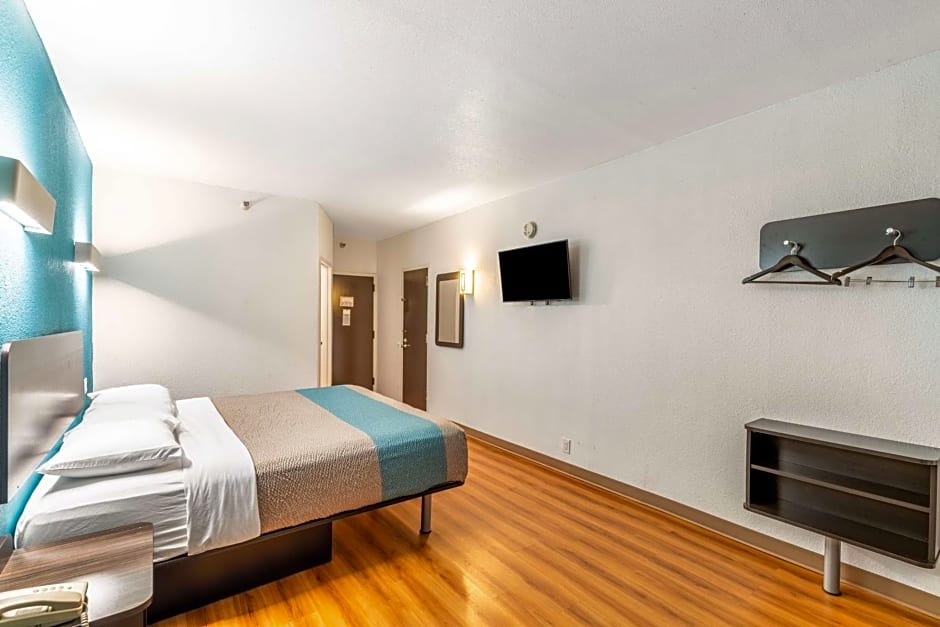 Motel 6 Lewisville, TX - Medical City