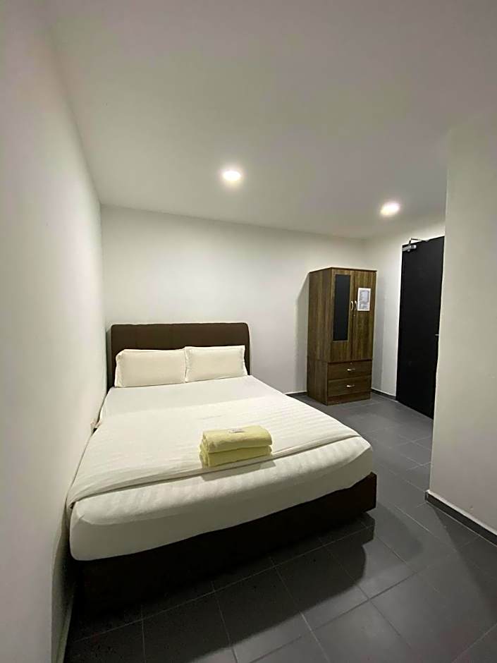 Photo 1 of 9 of 1 Queen Bed