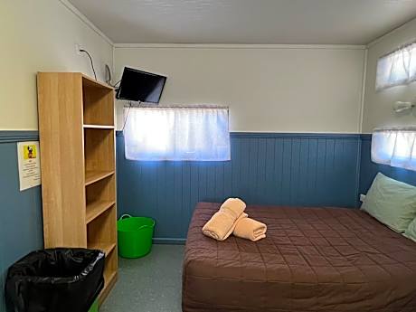 Pet Friendly Cabin Deluxe Twin Room