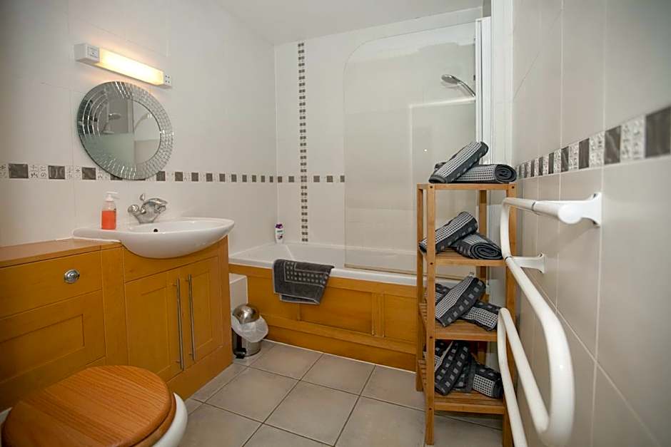 Riverbank View Three Bedroom Apartment with Free Parking