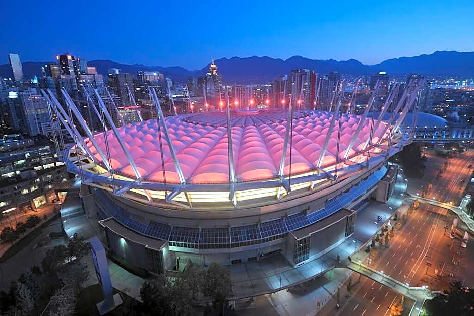 Modern spacious Apt plus Solarium and Den in Downtown Vancouver with Parking and Pool