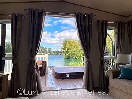 Lakeside Retreat With Hot Tub & Fishing Peg at Tattershall Lakes Country Park