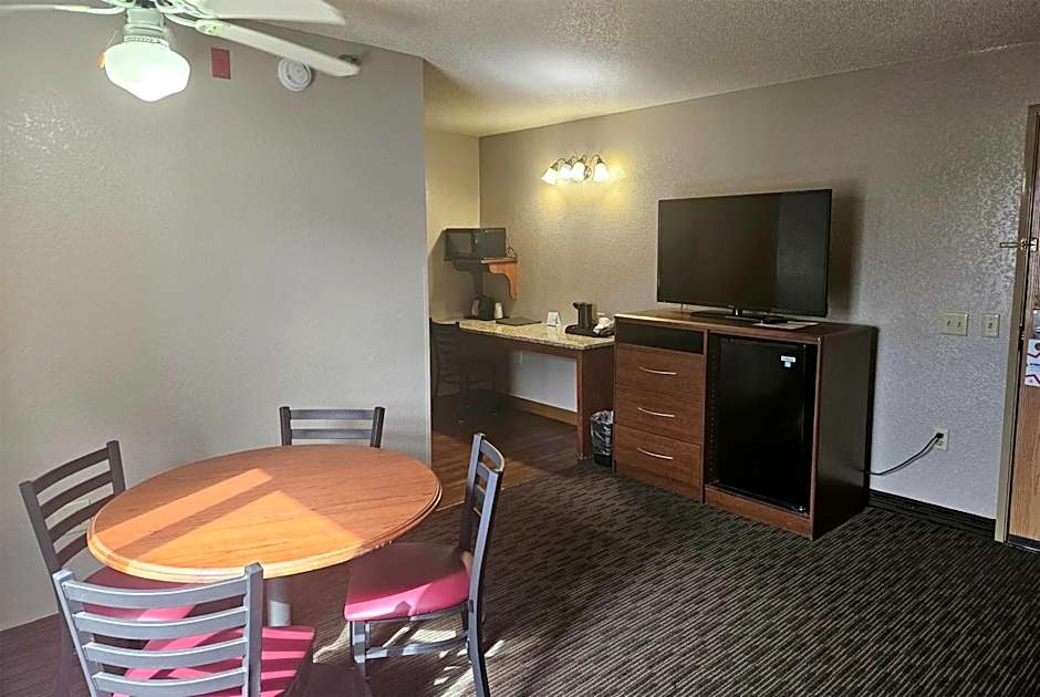 AmericInn by Wyndham Marshall