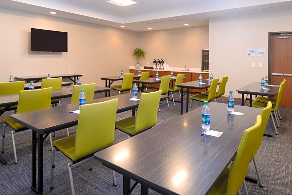 Holiday Inn Express & Suites St. Petersburg - Seminole Area By IHG