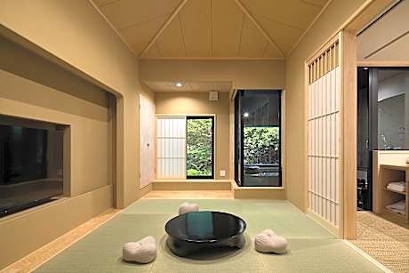 Kohoo Room - Modern Art and Tradition Experience Included