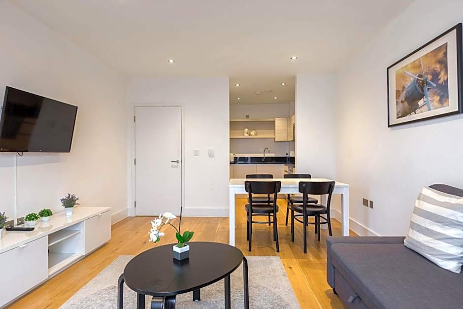 Portobello Apt with Floor-to-Ceiling Views