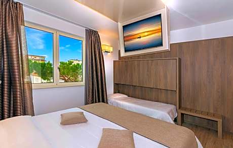 Triple Room with Beach Access