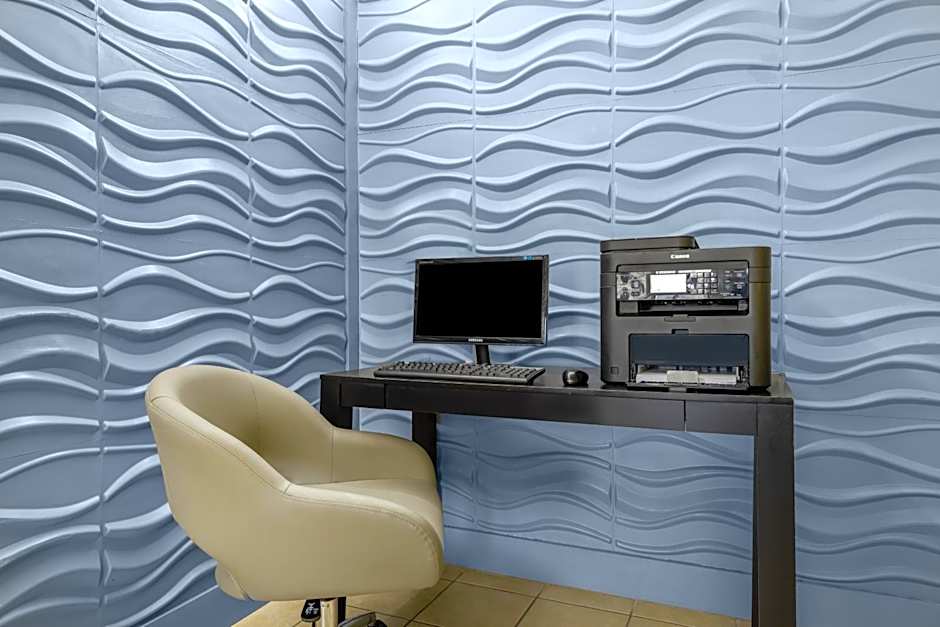 Days Inn & Suites by Wyndham Fayetteville NW Ft Bragg