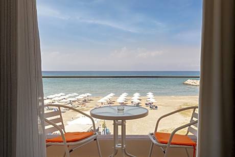 Aqua Luxury Suites by Estia