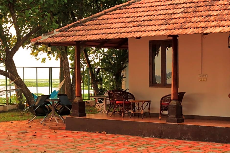 Saro Lake County Hotel