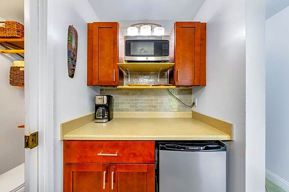 Kona Islander Inn - Prime Downtown Location with Hot Tub, Pool & Beach