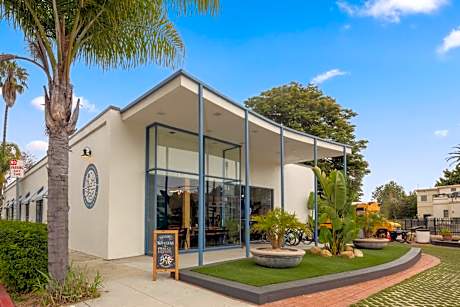 ITH Santa Barbara Beach Hostel