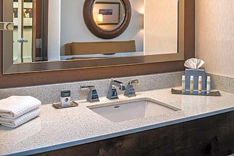 3 Bed 1 King or 2 Queen Family Suite