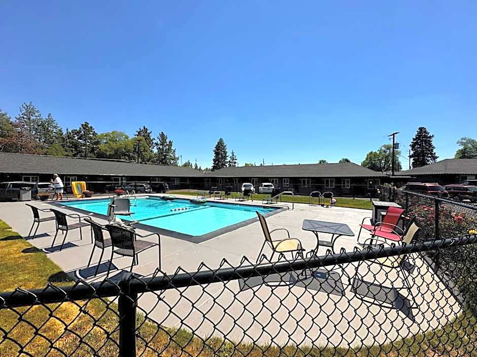 Cascade Lodge - Central Bend Retreat