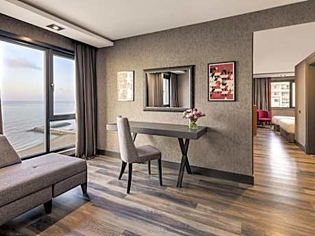 Deluxe Suite with Two Double and One Single Bed