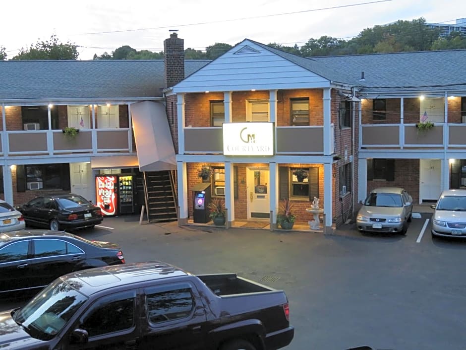 Central Motel Courtyard