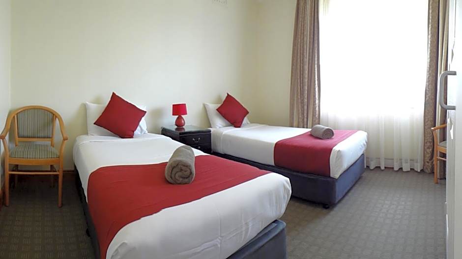 Three Explorers Motel