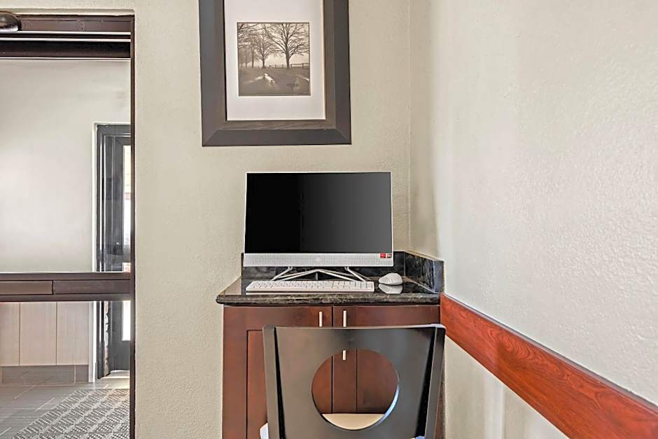 Quality Inn & Suites Des Moines Airport