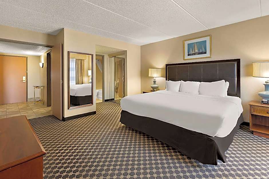 Hotel RL Cleveland Airport West