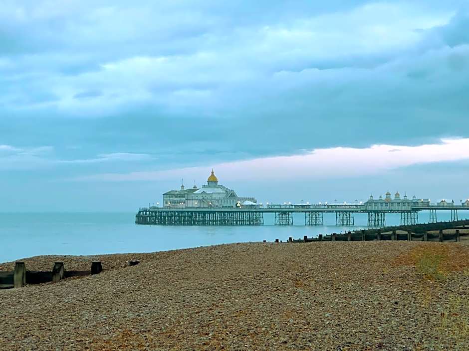 OYO Marine Parade Hotel, Eastbourne Pier