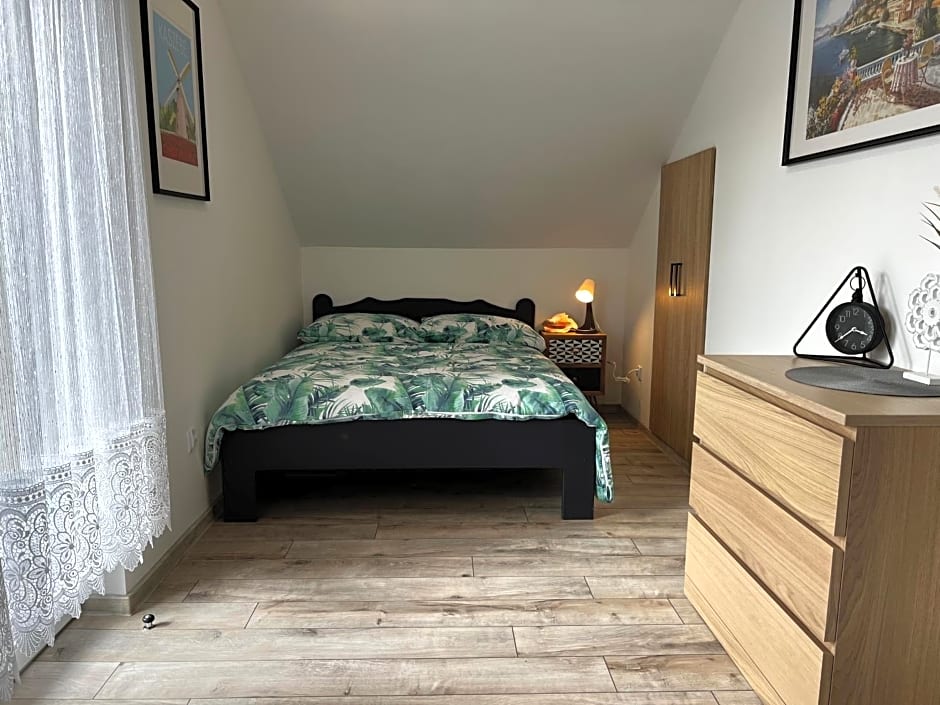 Domek Kamień nad jeziorem z jacuzzi