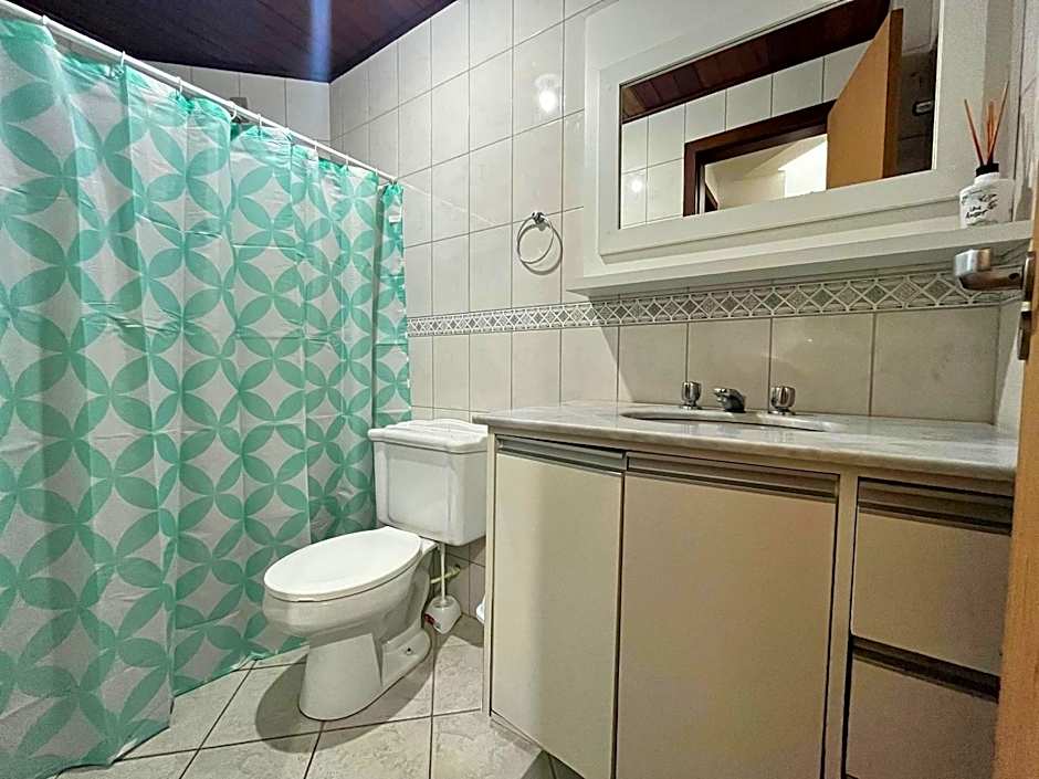 B481 Apto 3 quartos frente para avenida 8 pessoas