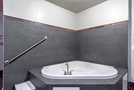 1 King Bed | Non-Smoking, Hot Tub, Micfridge