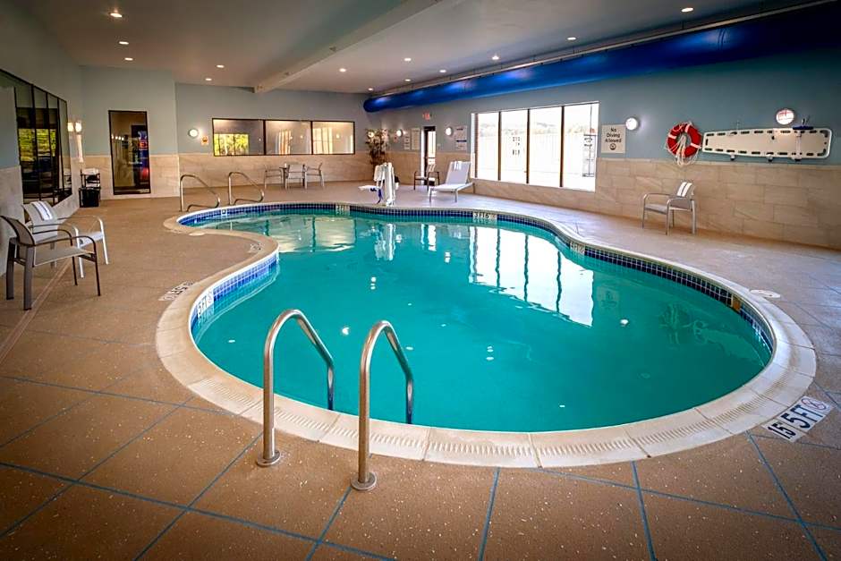Holiday Inn Express & Suites Fairmont By IHG