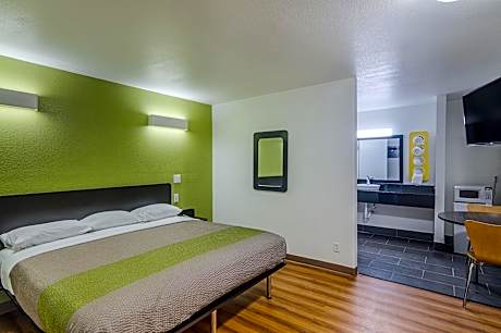 1 King Bed | Smoking, Micfridge
