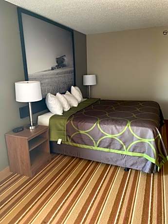 King Room with Jetted Tub - Non-Smoking