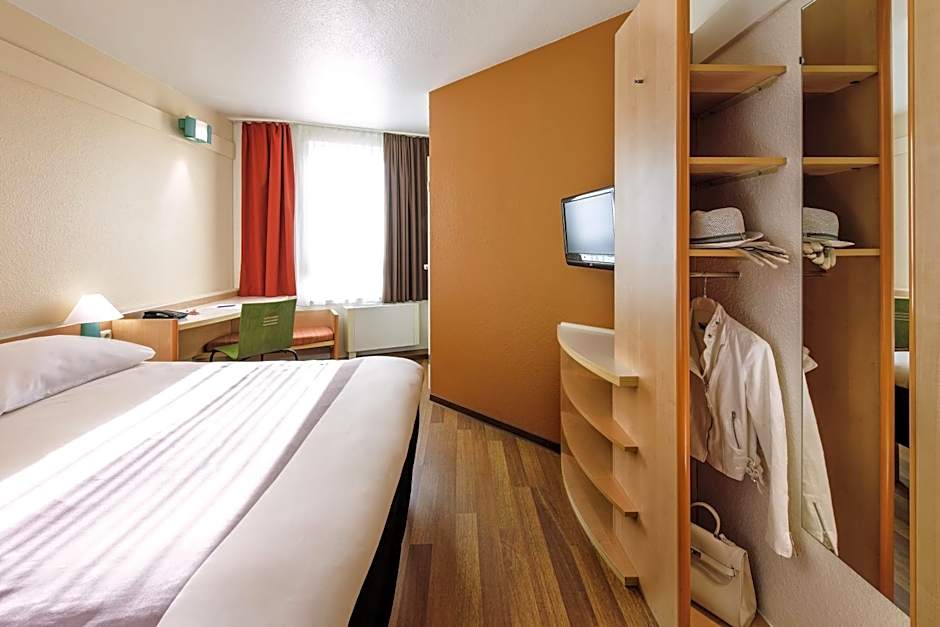 Photo 1 of 11 of Standard 1 King Bed