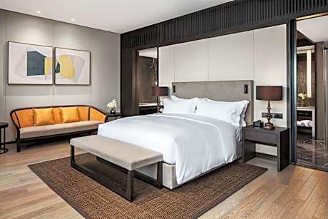 King Lake View Suite -- Lounge Access