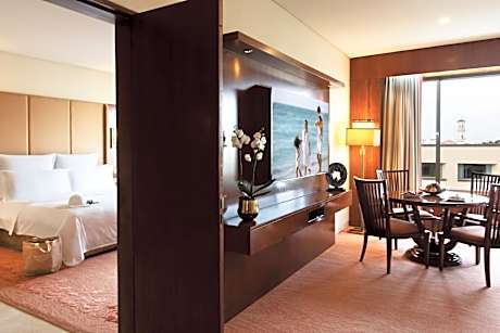 Club Deluxe Suite with direct access to the Executive Lounge