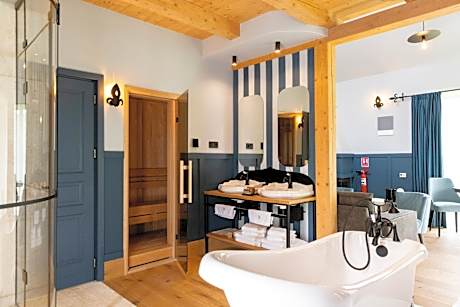 Saddle House Family Residence