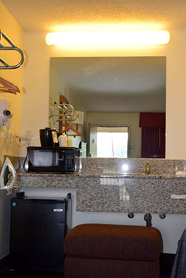 Value Inn - Livonia