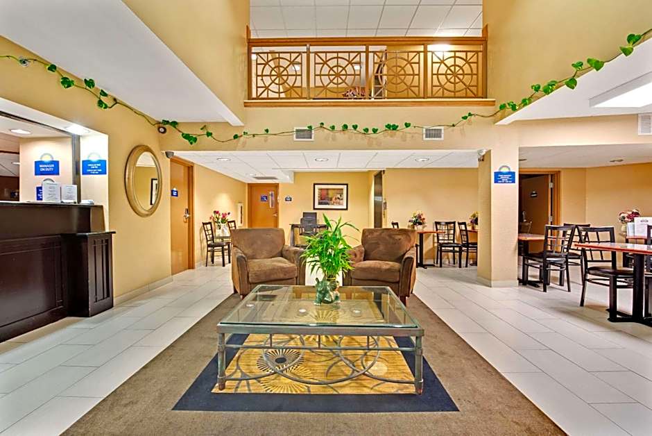 Days Inn & Suites by Wyndham DeSoto