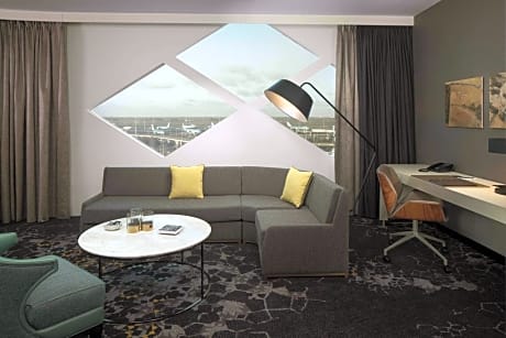 King Suite Airport View With Lounge Access